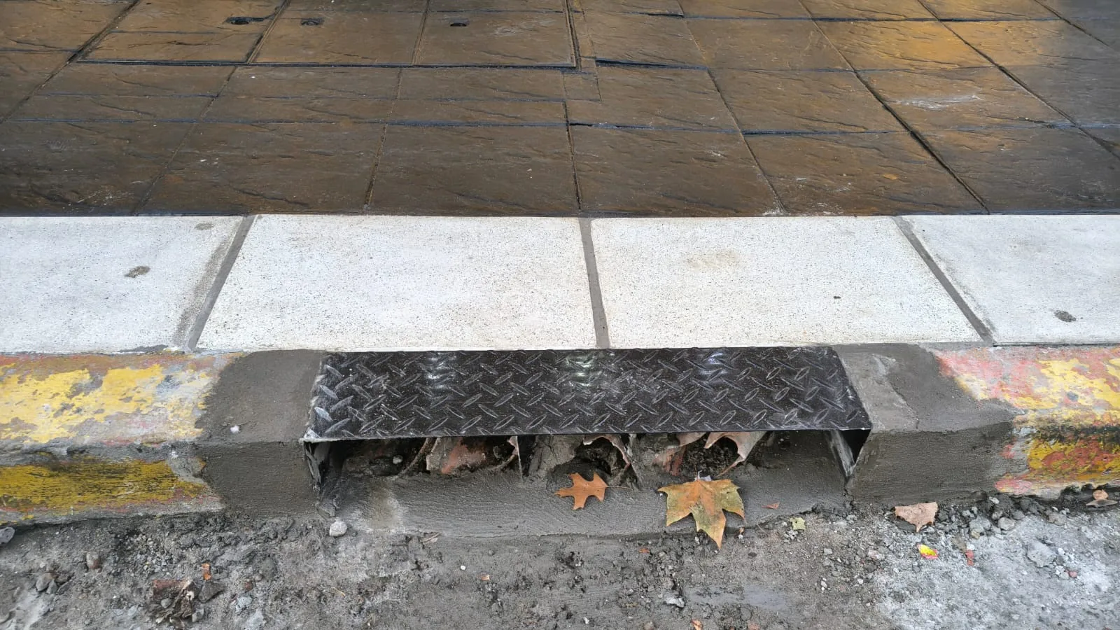 Acceso exterior de una sucursal en Concordia, Entre Ríos, después de un trabajo de mantenimiento edilicio