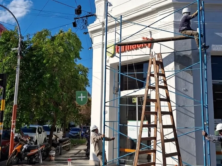 Resultado final de recuperación de fachada en entorno corporativo