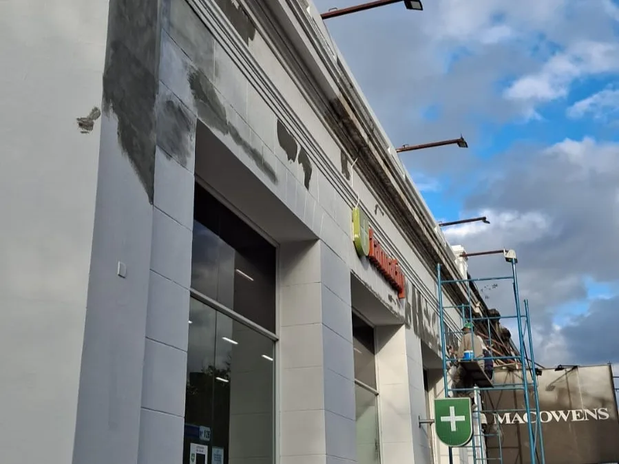 Fachada con sectores deteriorados y desprendimiento de pintura