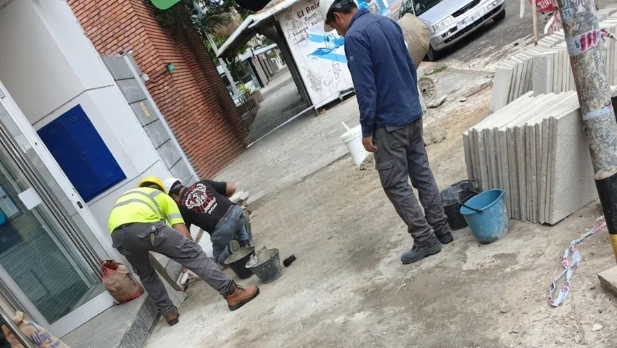 Equipo técnico trabajando en el acceso de El Palomar