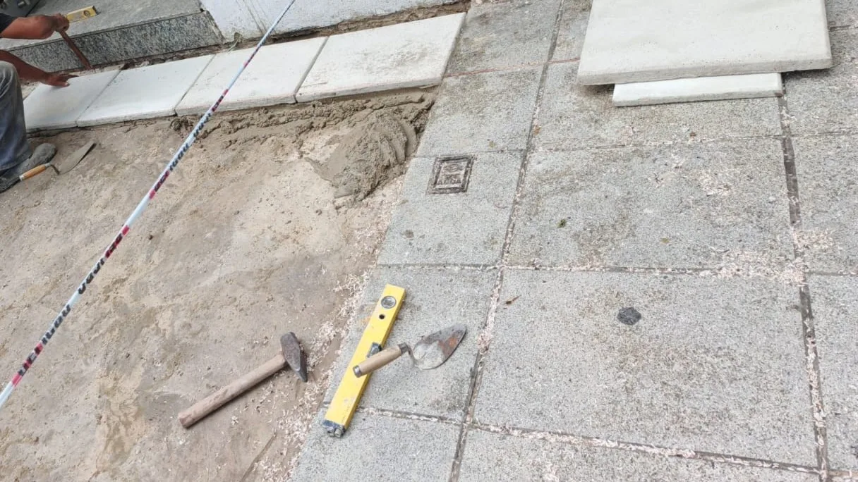 Colocación de baldosas en el acceso de El Palomar, Buenos Aires
