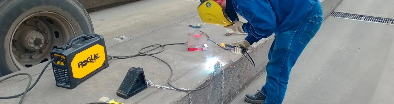 Técnico de Araser SRL realizando una tarea de mantenimiento edilicio